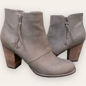 AMERICAN EAGLE OUTFITTERS - Grey Faux Leather Microsuede Ankle Heeled Booties
